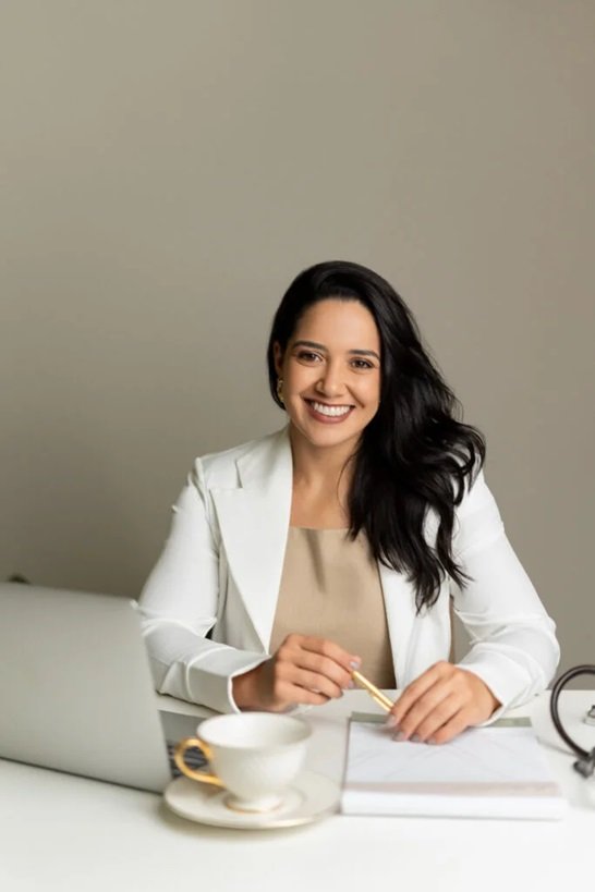 Dra. Letícia Brant em consulta